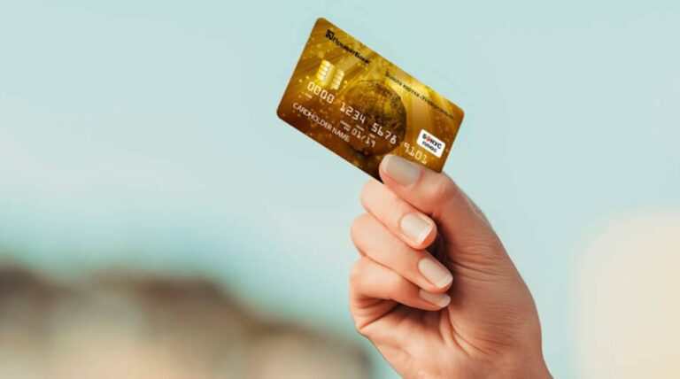 ПриватБанк навязывает клиентам кредитные карты: все подробности - today.ua