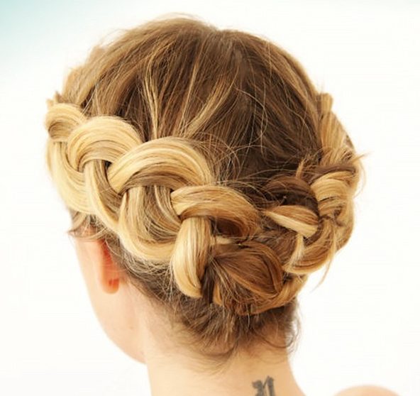 Найкращі жіночі зачіски на коротке волосся: як заплести гарні коси (фото)