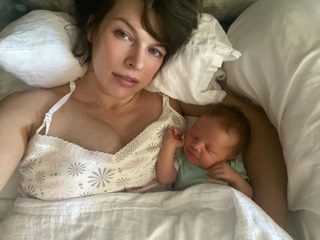 Проблеми позаду: Мілла Йовович показала фото новонародженої доньки, яка майже видужала