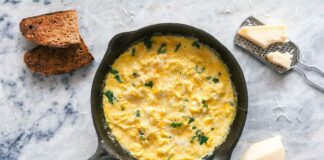 Як правильно збивати яйця для пишного омлету: головний секрет приготування простої страви на сніданок - today.ua