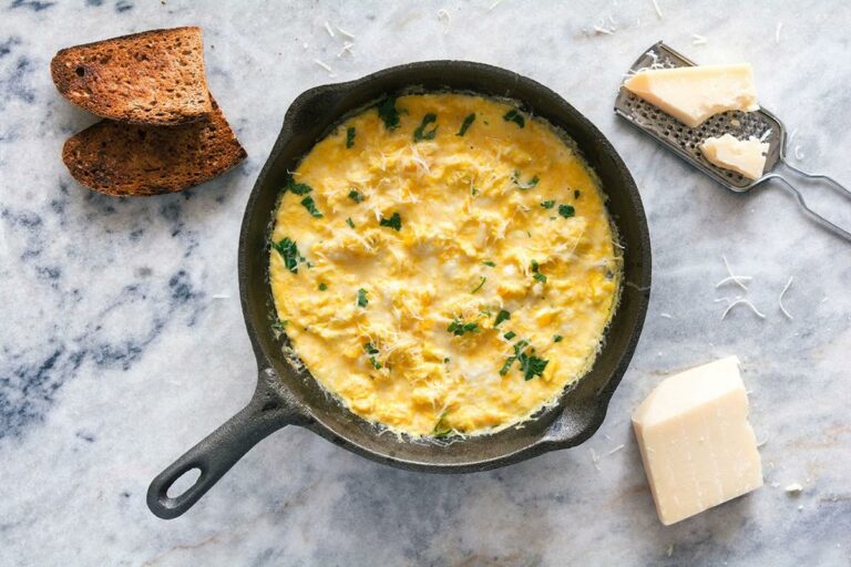 Как правильно взбивать яйца для пышного омлета: главный секрет приготовления простого блюда на завтрак  - today.ua