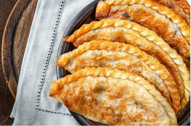 Домашние чебуреки на заварном креме: рецепт с хрустящей корочкой - today.ua