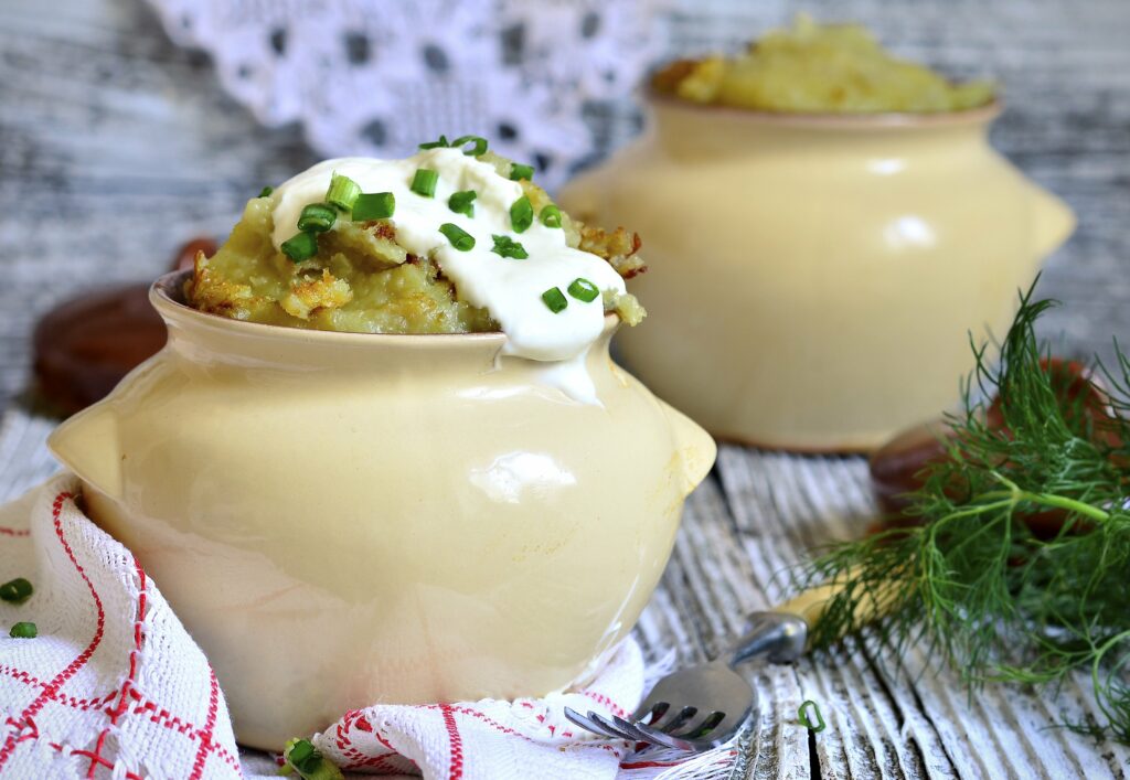 Картошка в горшочках по-домашнему: три рецепта сытного и вкусного блюда 