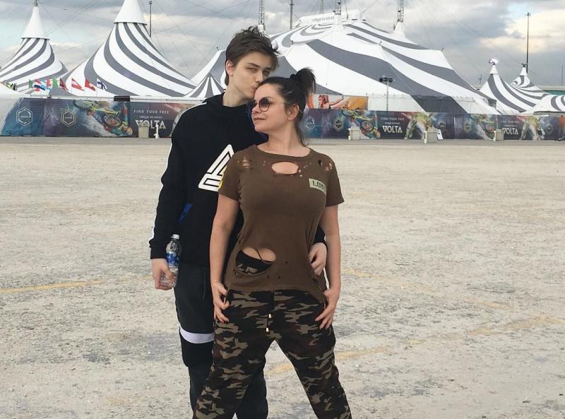 Королева, не стесняясь, показала все, что есть у взрослого сына: Все от папаши взял - today.ua