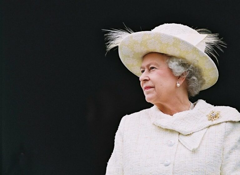 Елизавета II срочно сменила место жительства: коронавирус выявлен в Букингемском дворце - today.ua
