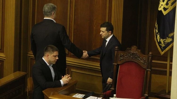 “Зе-приговор поручкался с неподсудным“: Зеленский и Порошенко пожали друг другу руки - today.ua