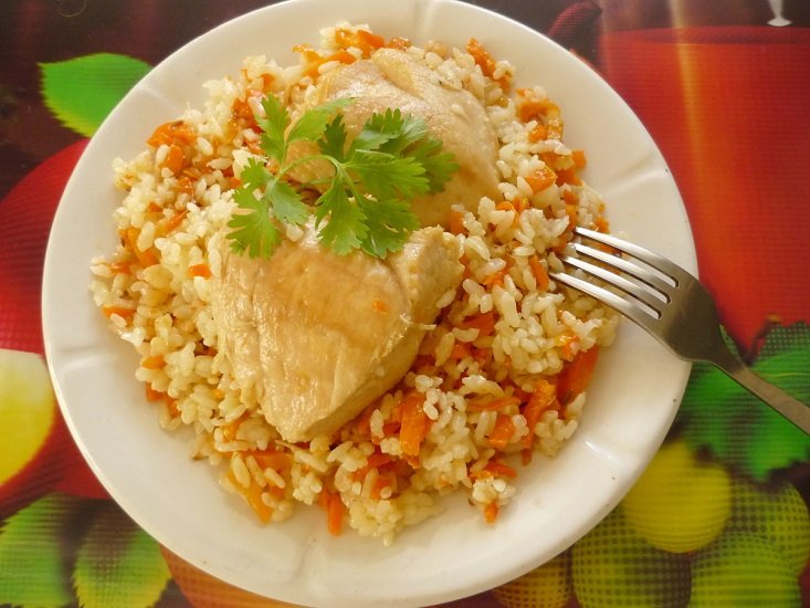 Плов с курицей в сковороде: прекрасный обед или ужин на скорую руку.