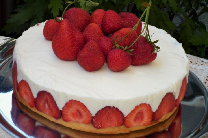 Йогуртовий торт без випічки: рецепт десерту, який прикрасить святковий стіл