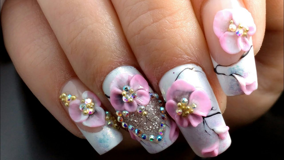 Маникюр по гороскопу на март: какой дизайн принесет удачу разным знакам Зодиака