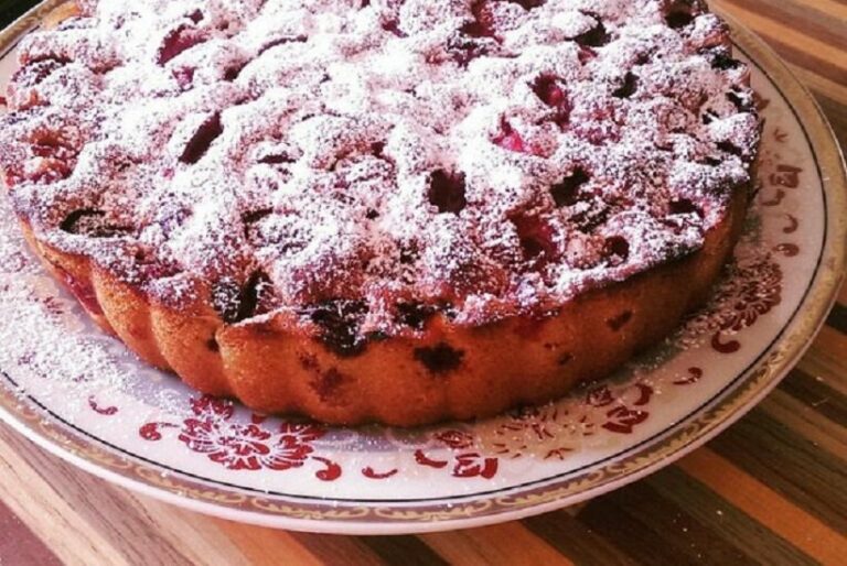 Быстрый пирог на кефире с вареньем: рецепт бюджетного десерта для всей семьи - today.ua