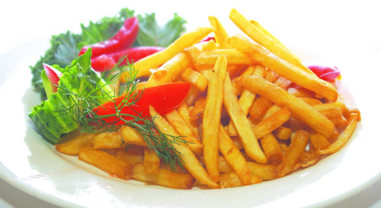 Картопля фрі по-домашньому: покроковий рецепт страви на всі випадки життя - today.ua