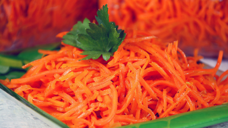 Рецепт корейской морковки: как приготовить ароматную и вкусную азиатскую закуску - today.ua