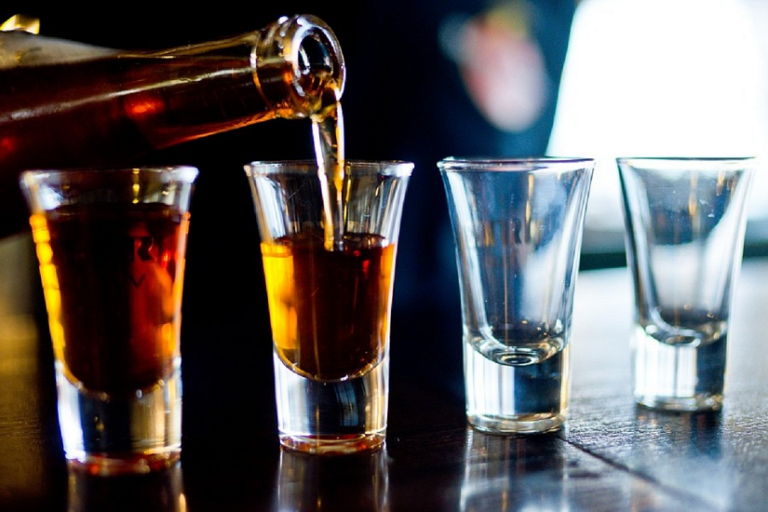 Какие напитки ведут к женскому алкоголизму: предупреждение врача-нарколога - today.ua