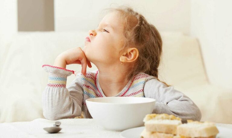 Ни в коем случае не давать детям: какие продукты следует исключить из рациона малышей - today.ua