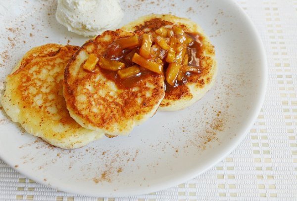 Яблучні сирники для смачного сніданку: простий рецепт корисної страви з дитинства - today.ua
