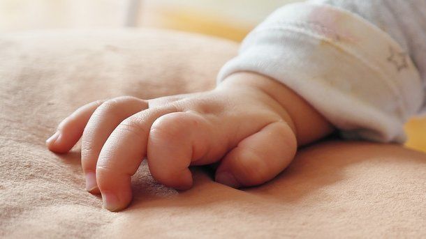 Коронавирус у новорожденного младенца в Британии – все очень серьезно - today.ua