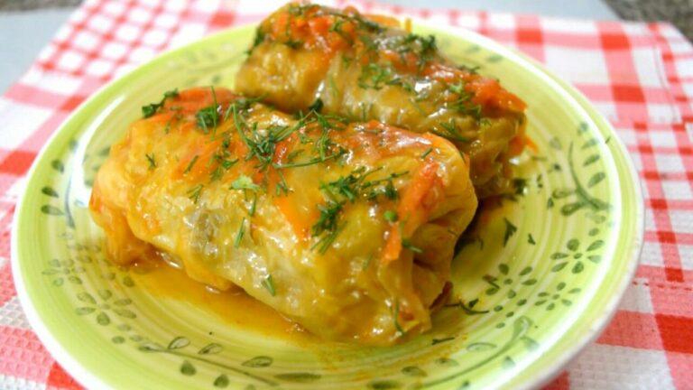 Голубці з пекінської капусти: смачна і ситна вечеря за півгодини - today.ua