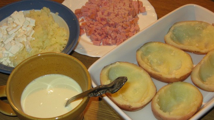 Быстро и недорого: как приготовить фаршированный картофель для семейного ужина