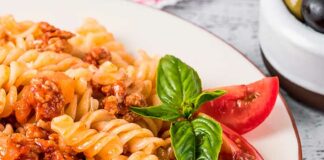 Італійська паста з куркою у томатному соусі: як приготувати смачний обід за 20 хвилин   - today.ua
