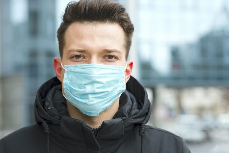 Чи захищає маска від коронавіруса: у МОЗ дали пояснення - today.ua