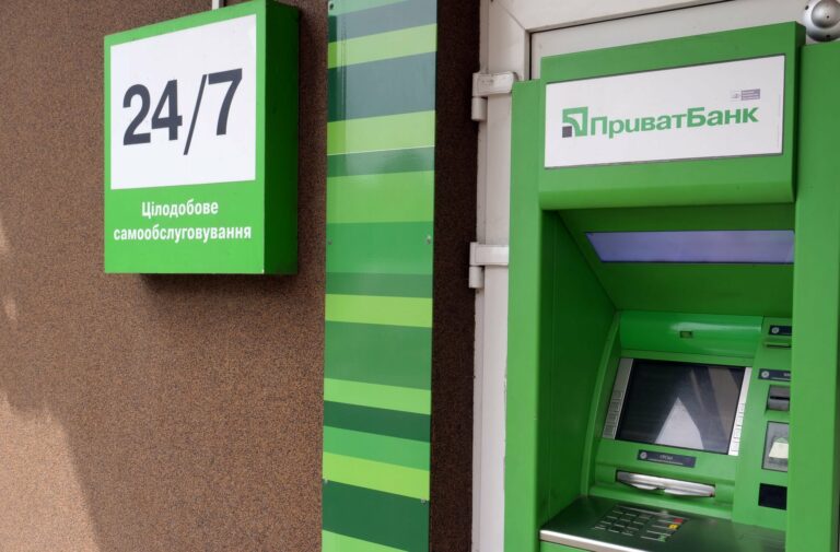 В ПриватБанке списывают со счетов клиентов деньги, которые они не получали - today.ua