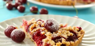 Тертий пиріг з вишнями: як порадувати близьких смачним десертом на карантині - today.ua