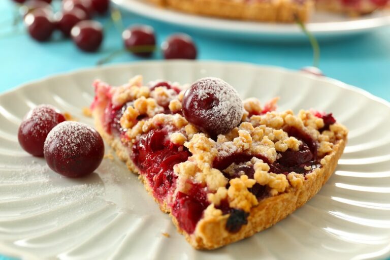 Тертый пирог с вишнями: как порадовать близких вкусным десертом на карантине - today.ua