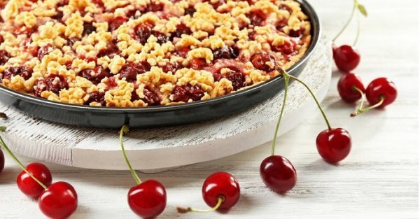 Тертий пиріг з вишнями: як порадувати близьких смачним десертом на карантині