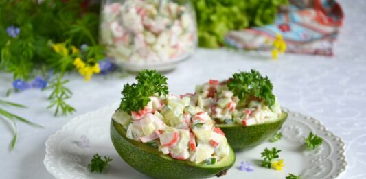 Необыкновенный салат с крабовыми палочками: рецепт вкусной закуски на скорую руку - today.ua