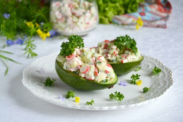 Необыкновенный салат с крабовыми палочками: рецепт вкусной закуски на скорую руку - today.ua