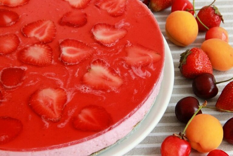 Йогуртовий торт без випічки: рецепт десерту, який прикрасить святковий стіл - today.ua