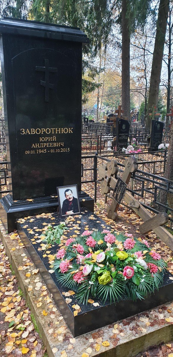Кладбищенский смотритель рассказал, что Заворотнюк делала на могиле отца