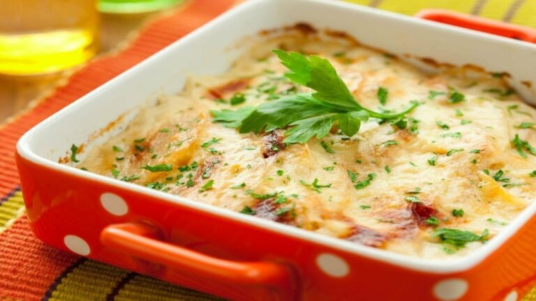 Картопляна запіканка з грибами на сковорідці: смачна вечеря за 15 хвилин - today.ua