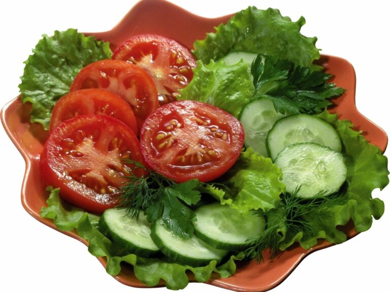 Небезпечне поєднання: чому салат з огірків і помідорів може нашкодити здоров'ю - today.ua