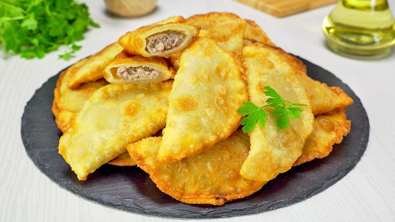 Чебуреки с мясом и зеленью: рецепт - Today.ua