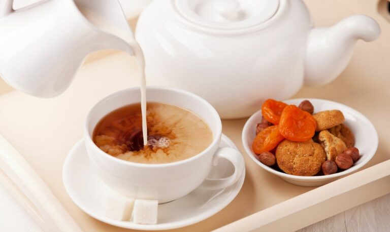 Опасно для здоровья: почему в чай нельзя добавлять молоко - today.ua