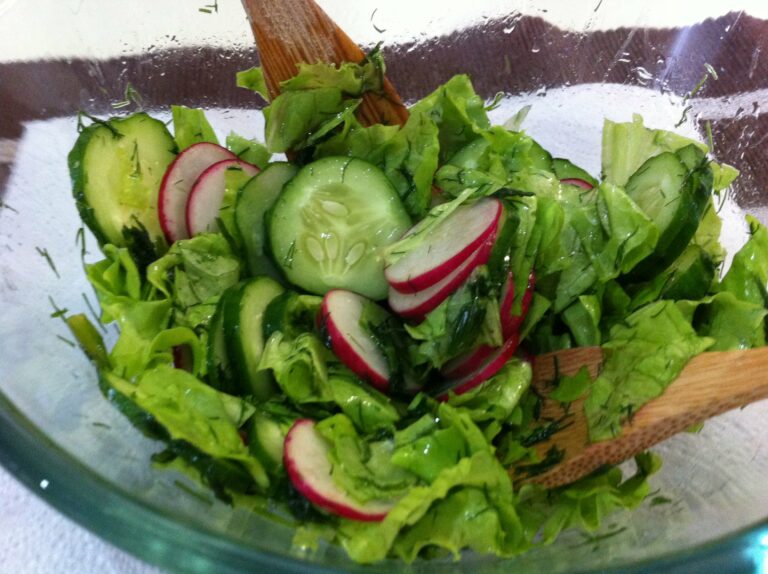 Весенний салат для укрепления иммунитета: рецепт полезного витаминного блюда - today.ua