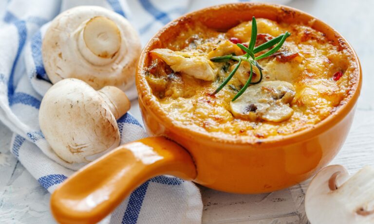 Жюльен из белых грибов и сметаны: пошаговый рецепт вкусного блюда к обеду - today.ua