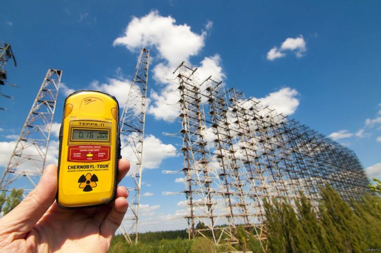 Радіація зашкалює: у мережі з'явилося відео вимірювань радіації в зоні відчуження після пожеж - today.ua