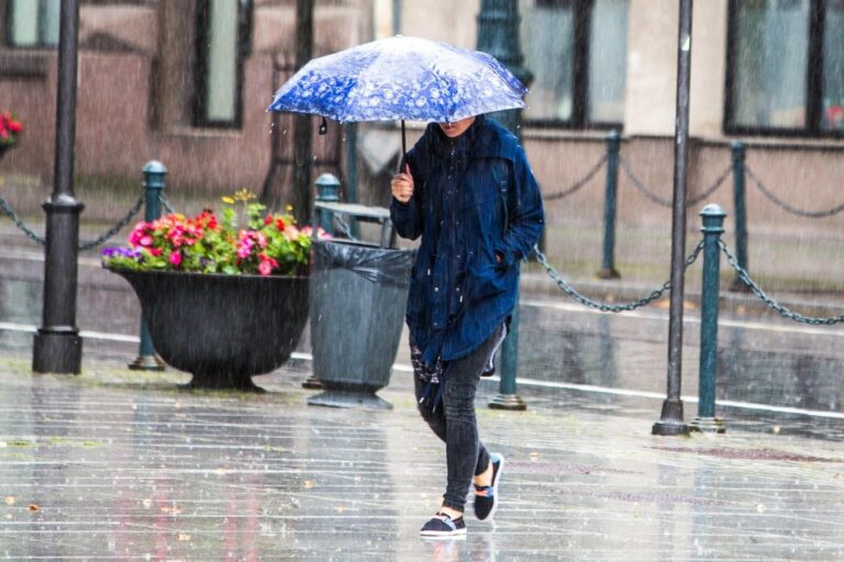 Шторм, дожди и грозы: украинцев предупредили о сложных погодных условиях в выходные - today.ua