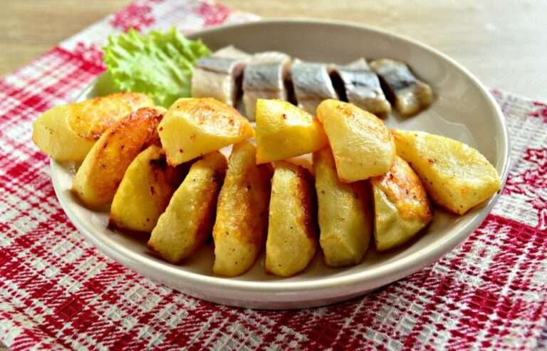 Хрустка картопля в духовці: секрет приготування страви від провідних шеф-кухарів - today.ua
