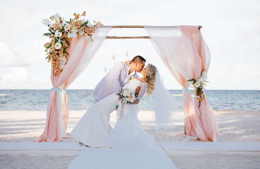 Наречений навмисне впустив наречену в калюжу прямо на весіллі: ви здивуєтеся, коли дізнаєтеся, навіщо він це зробив