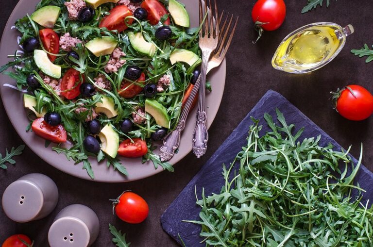 Овощной салат с тунцом: рецепт вкусного диетического блюда - today.ua