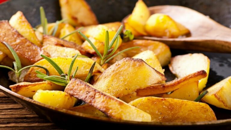 Жареная картошка будет идеальной, если готовить ее по этому рецепту - today.ua