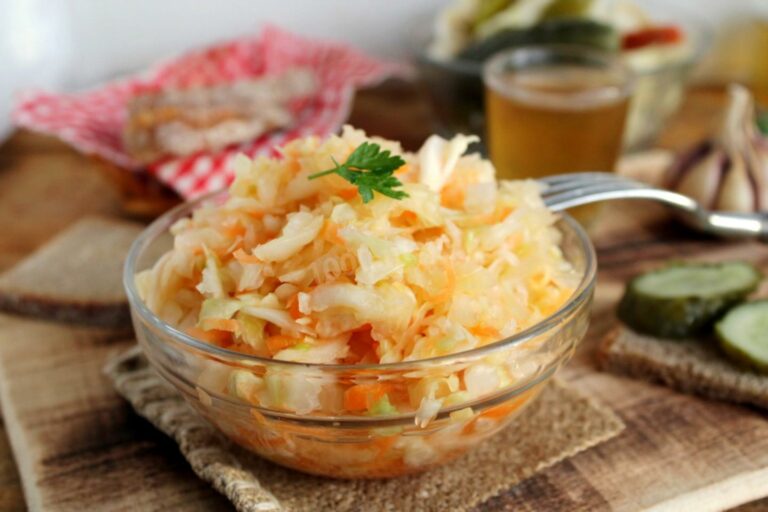 Квашеная капуста быстрого приготовления с рассолом: простой рецепт хрустящего салата - today.ua