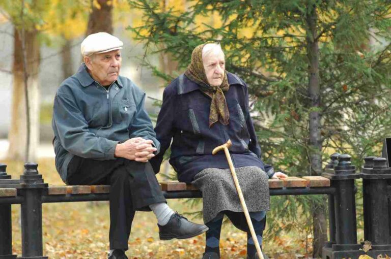 Пенсионерам, которые поменяли место жительства, ПФУ цинично пообещал выплаты после смерти - today.ua