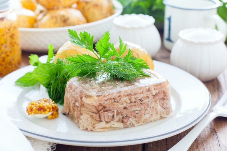 Вкусный холодец на Пасху: рецепт пикантного блюда с ароматными травами  - today.ua