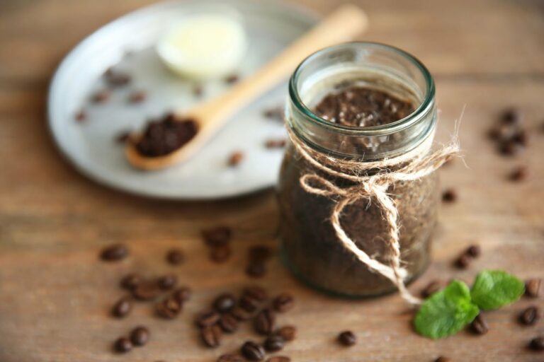 Скрабы для лица и тела из молотого кофе: рецепты полезных средств в домашних условиях  - today.ua