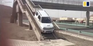 Suzuki Jimny развернулся на надземном пешеходном переходе – видео - today.ua