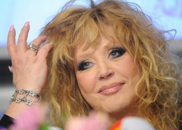 Пугачова блиснула другим підборіддям і пухкими щічками